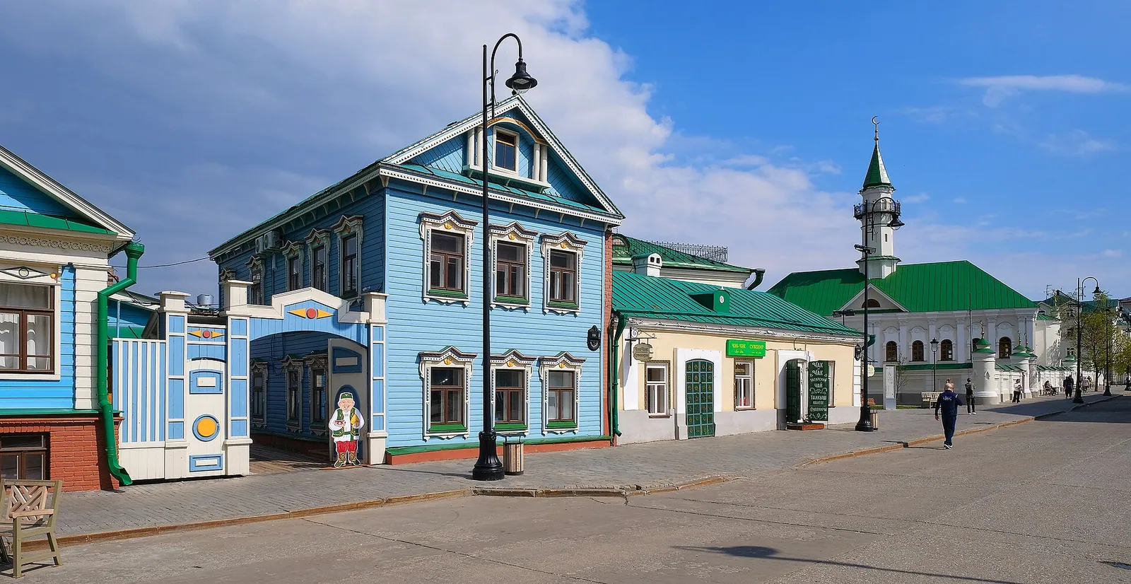 Голубой деревянный дом и минарет в Старо-Татарской слободе