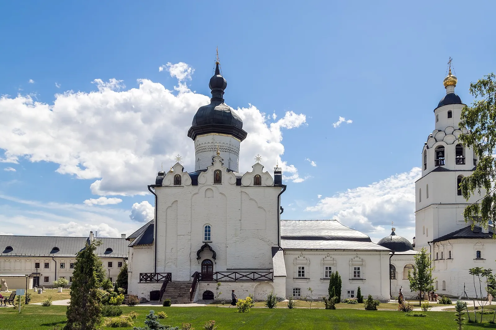 Белокаменный храм и колокольня Успенского монастыря в Свияжске