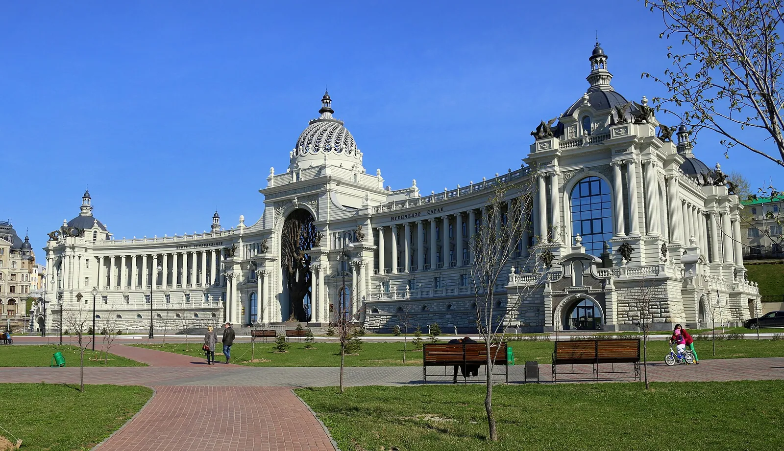 Фасад Дворца земледельцев с металлическим деревом в центральной арке