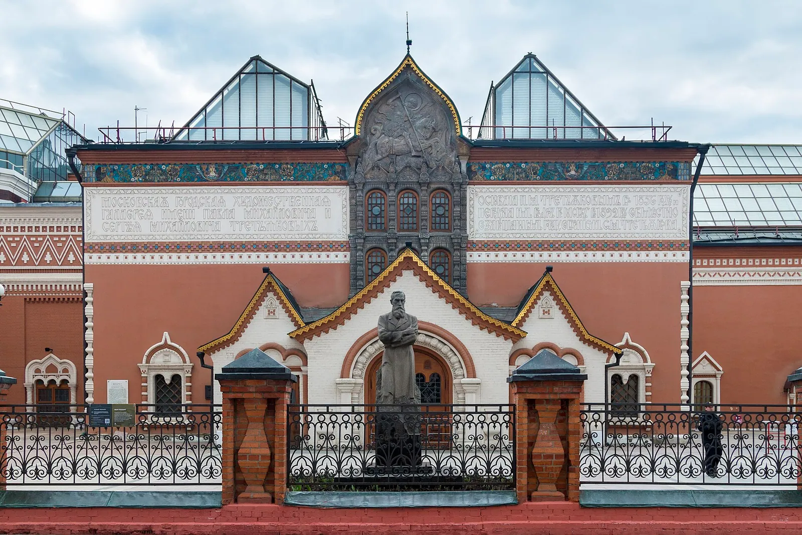 Фасад исторического здания Третьяковской галереи и памятник Павлу Третьякову