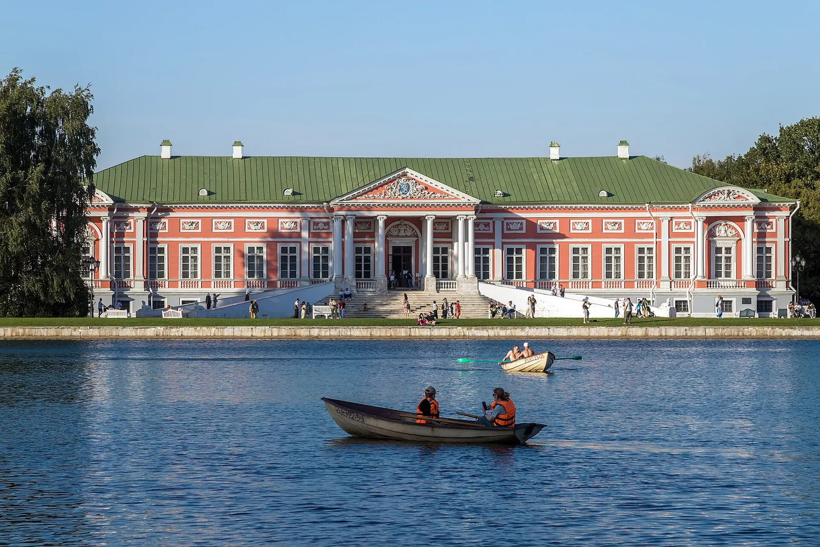 Дворец усадьбы Кусково за прудом, по воде плывут лодки