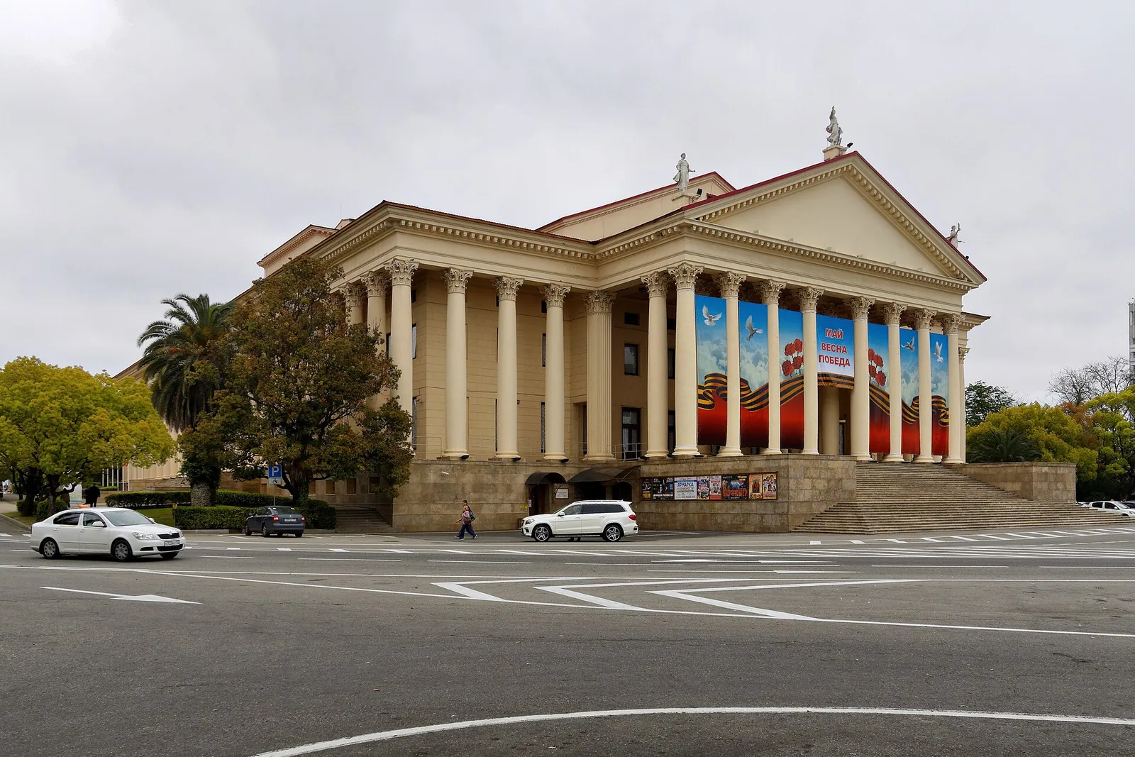 Колоннада и парадный фасад Зимнего театра