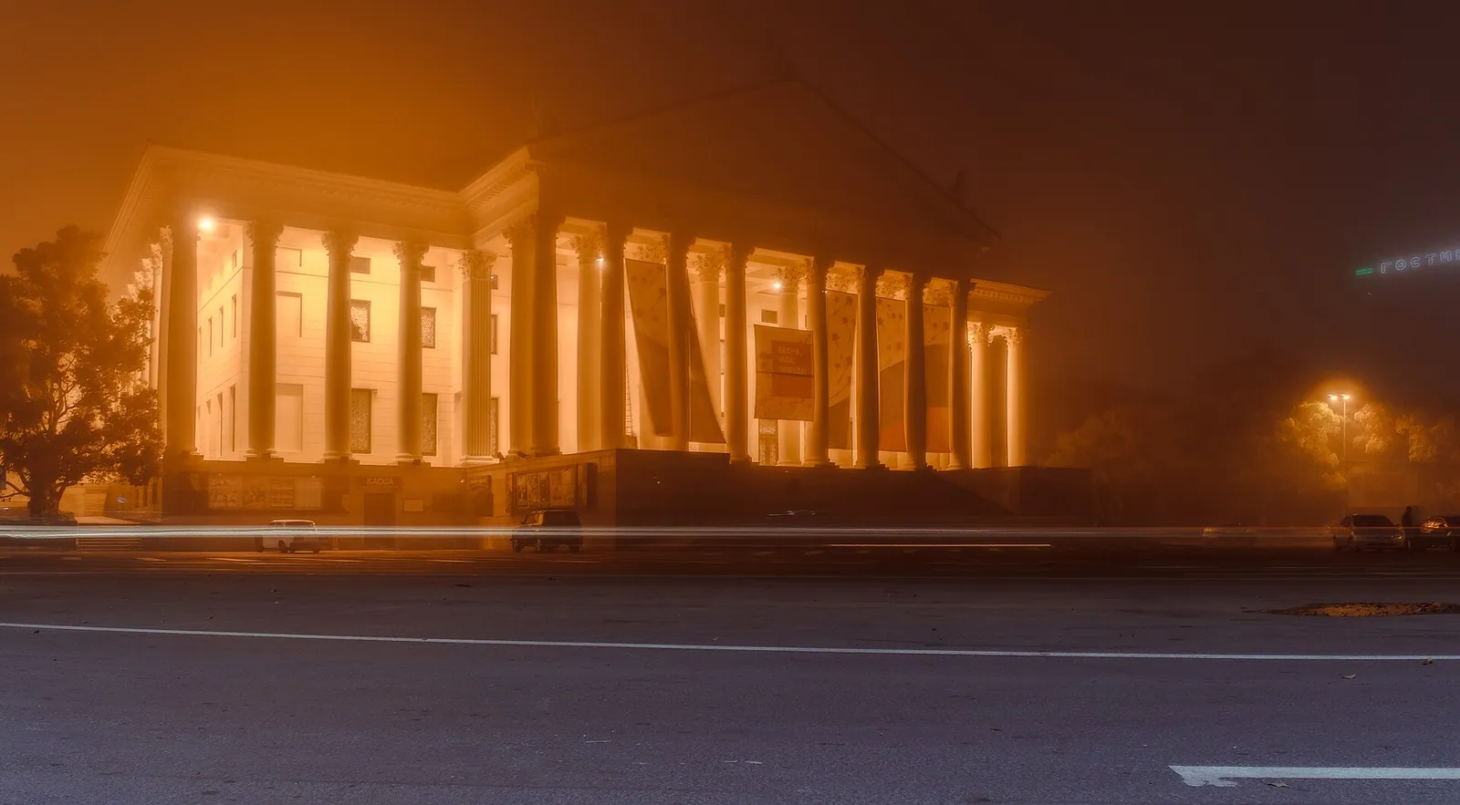 Подсвеченный фасад Зимнего театра вечером