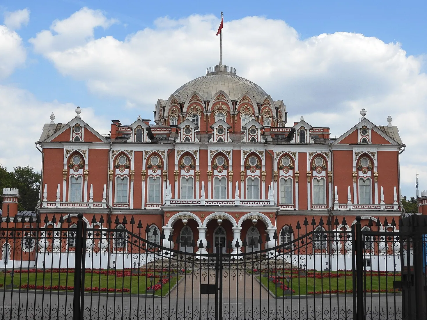 Петровский путевой дворец: фасад виден снаружи, а интерьерный осмотр требует записи на экскурсию