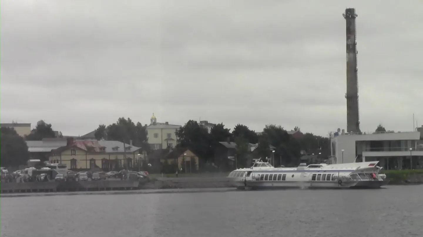 Судно на подводных крыльях у причала Сортавалы в пасмурную погоду
